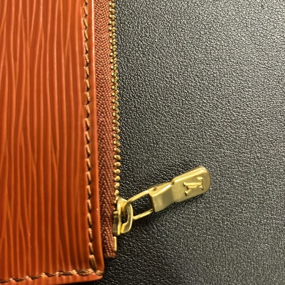 Authentic Louis Vuitton Epi Leather Pouch EUC SUPER CLEAN INSIDE /and OUTSIDE . - Picture 6 of 6